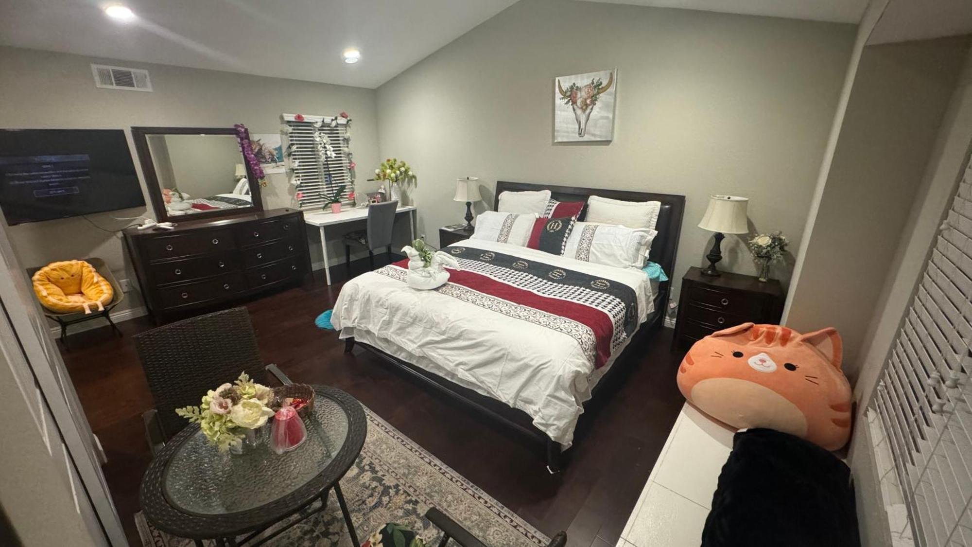 King Bed Big Room Chino Hills Exterior photo
