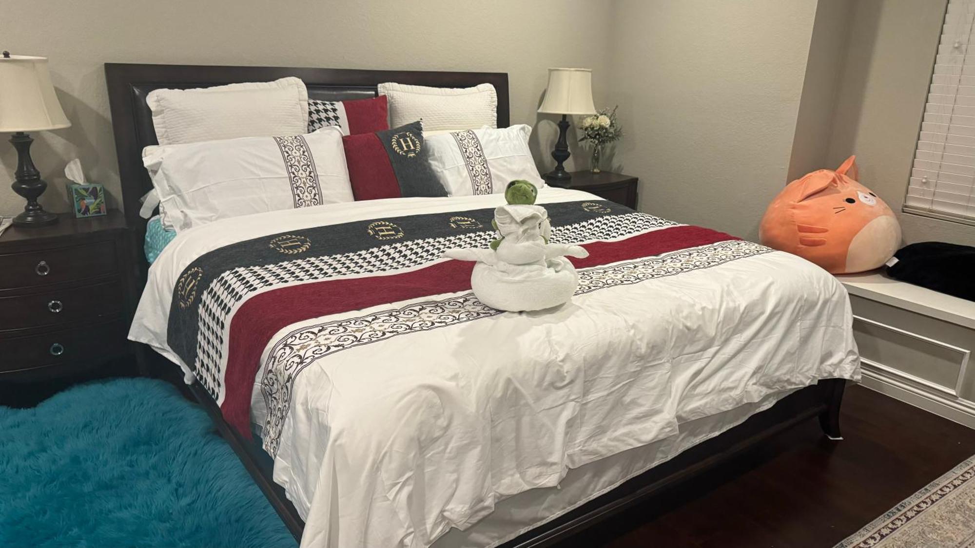 King Bed Big Room Chino Hills Exterior photo