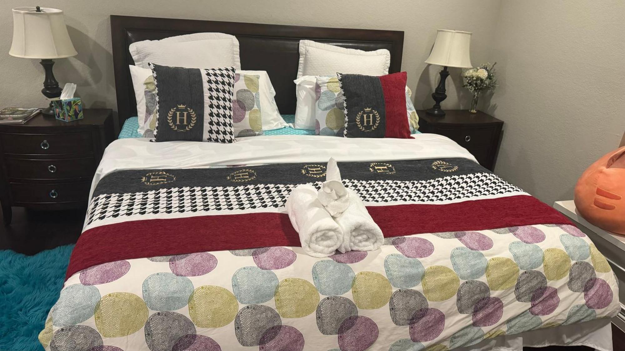 King Bed Big Room Chino Hills Exterior photo