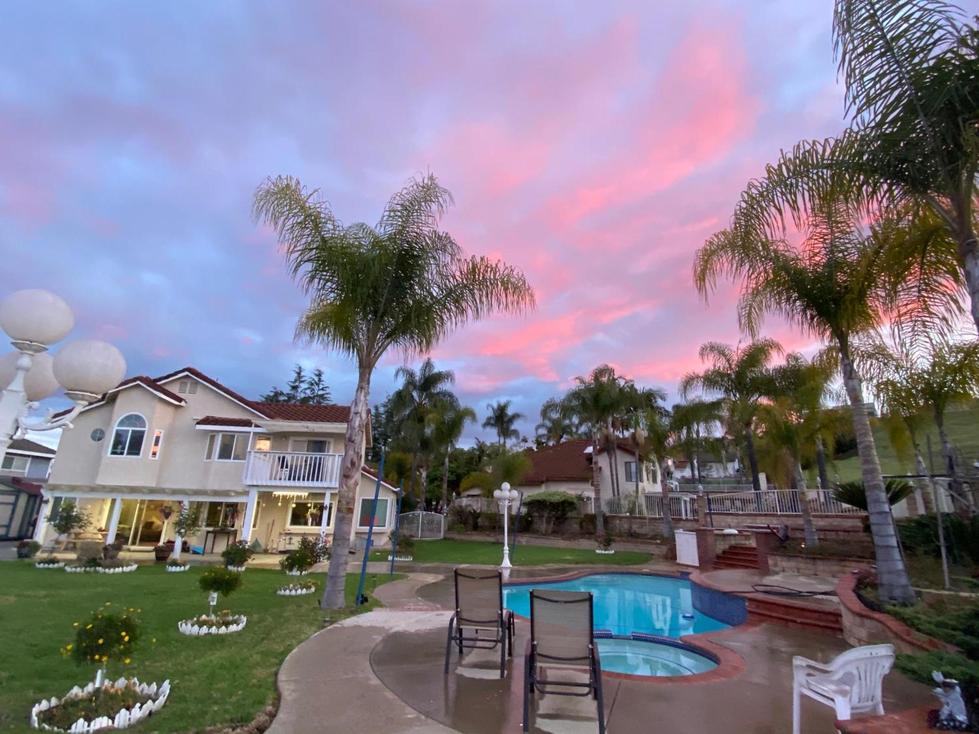 King Bed Big Room Chino Hills Exterior photo