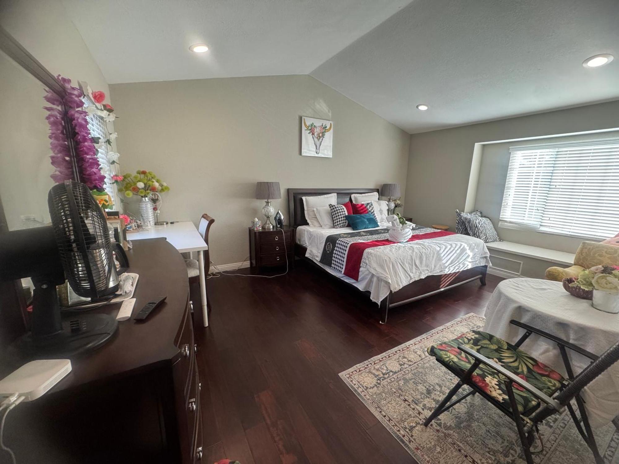 King Bed Big Room Chino Hills Exterior photo